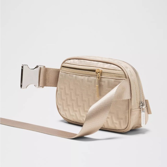 Lululemon Everywhere Belt Bag 1L Monogram Jacquard Knit Beige Brand New With Tag - Picture 4 of 6